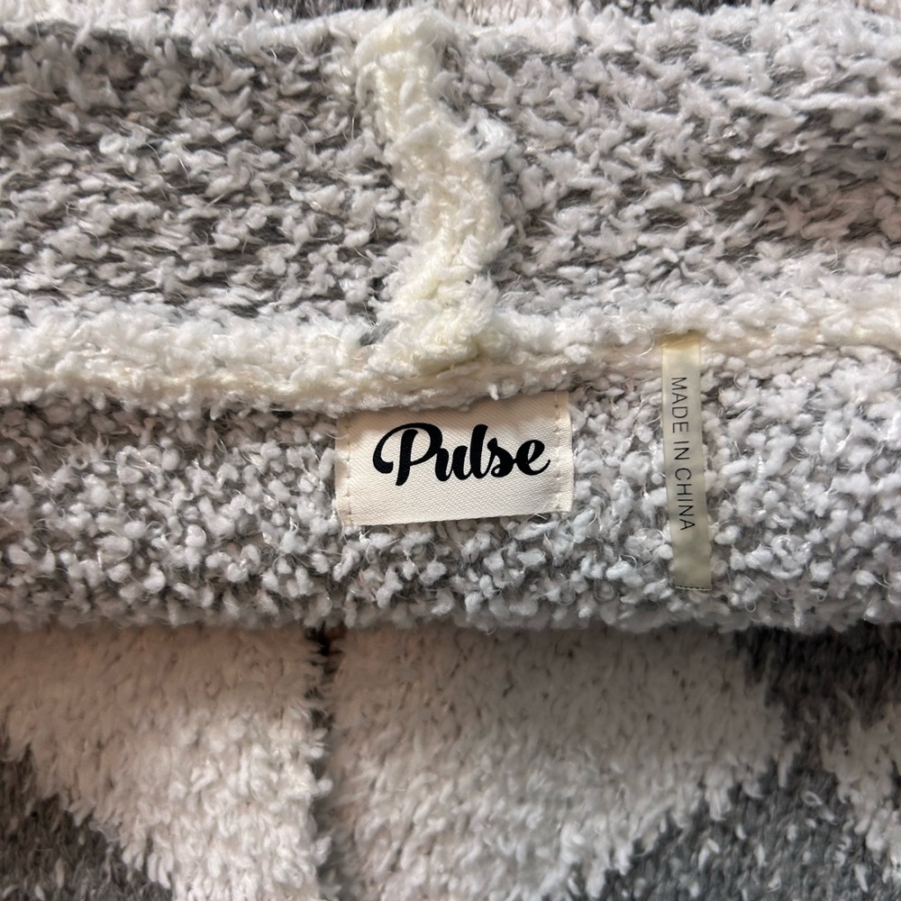Pulse Boutique Blanket of Love Aztec Knit Cardigan - Size M, White/Gray - Picture 8 of 12